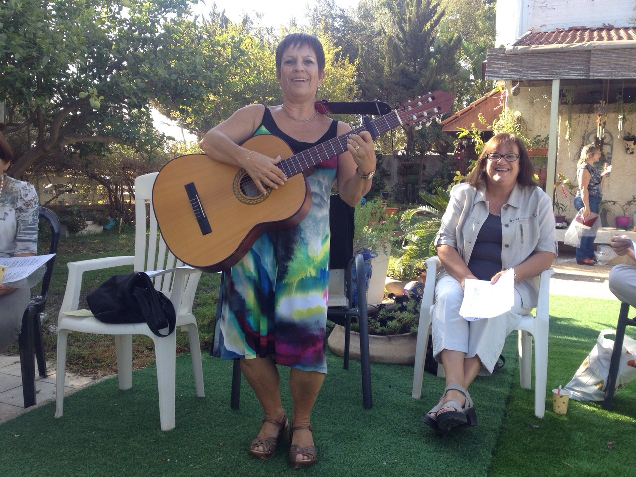 במפגש חברי ארגון אי בי סי חיה שרה ומנגנת בגיטרה